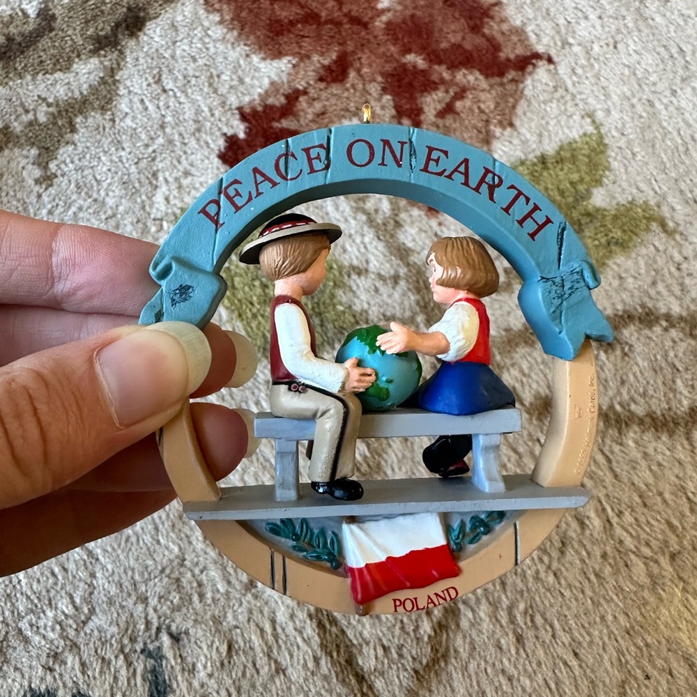 HALLMARK PEACE ON EARTH POLAND CHRISTMAS ORNAMENT 3RD IN THE SERIES VINTAGE 1993
